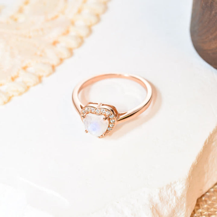 Anillo de corazón facetado con piedra lunar natural de Olivenorma