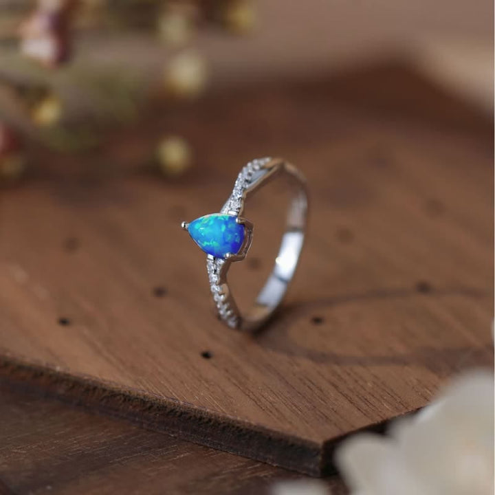 Anillo de ópalo azul con circonita blanca y gota de agua de Olivenorma
