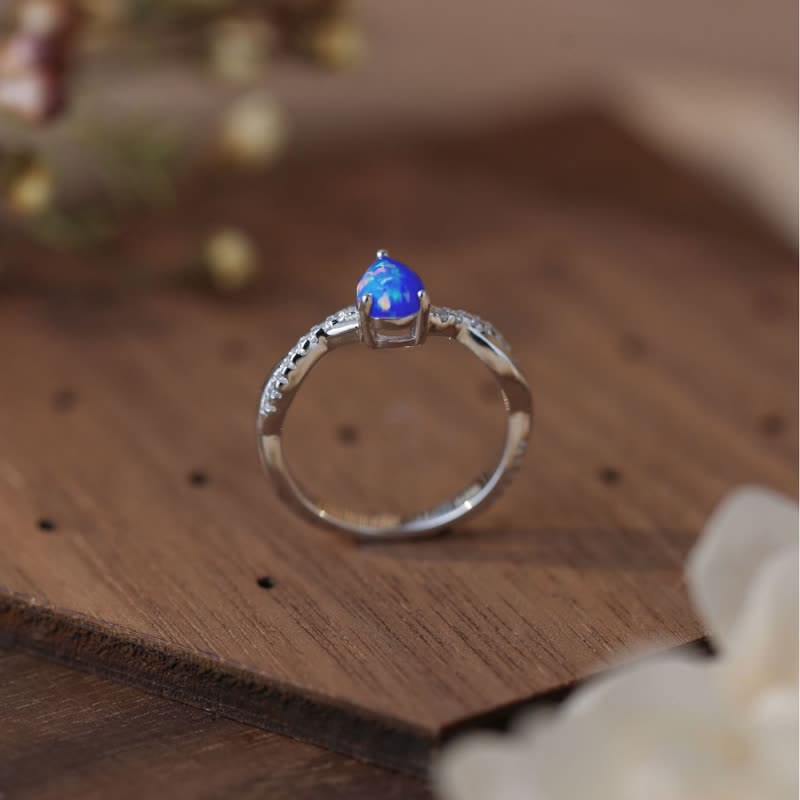 Anillo de ópalo azul con circonita blanca y gota de agua de Olivenorma