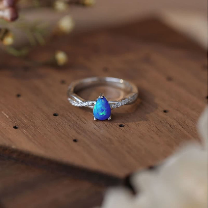 Anillo de ópalo azul con circonita blanca y gota de agua de Olivenorma