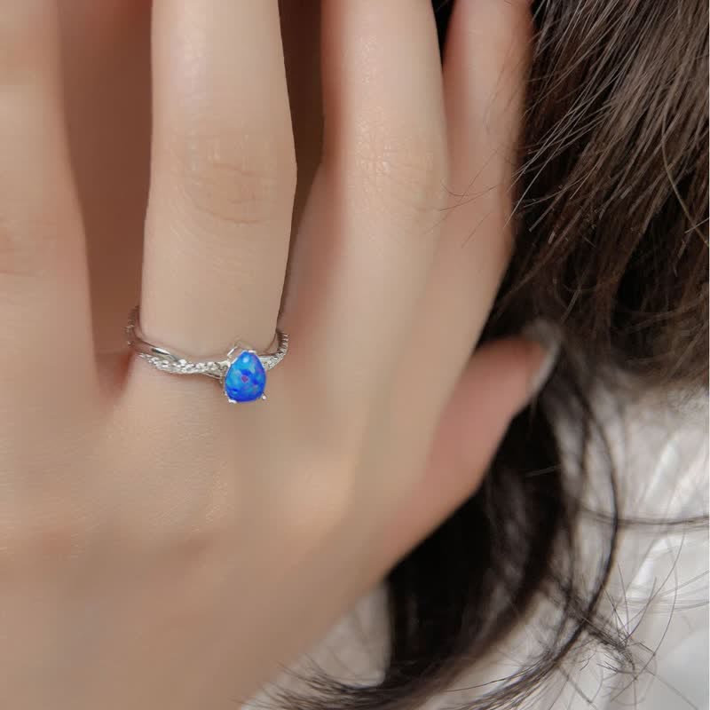 Anillo de ópalo azul con circonita blanca y gota de agua de Olivenorma