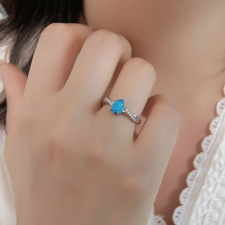 Anillo de ópalo azul con circonita blanca y gota de agua de Olivenorma