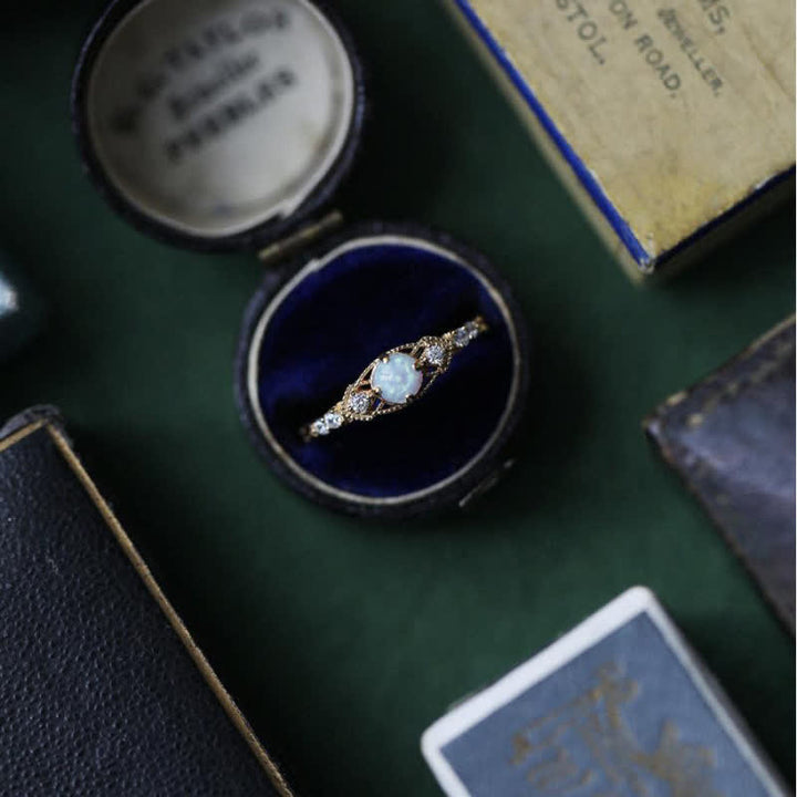 Anillo retro europeo de ópalo y circonita de Olivenorma