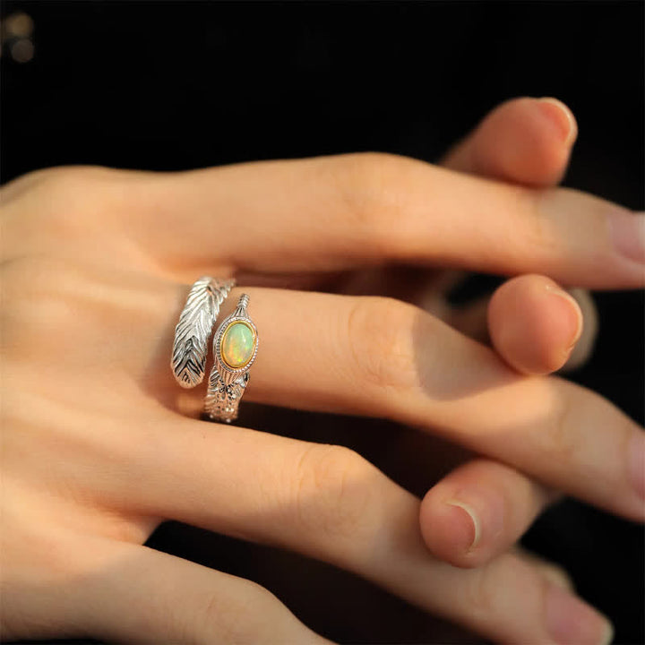Anillo abierto con pluma de ópalo natural de Olivenorma