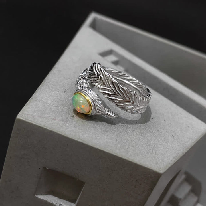 Anillo abierto con pluma de ópalo natural de Olivenorma