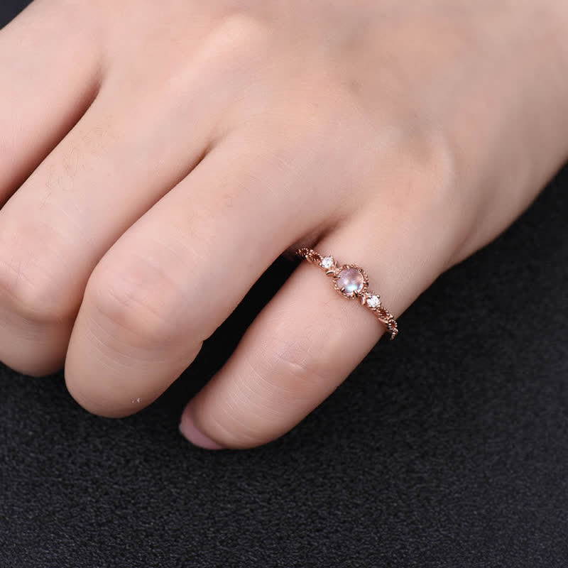 Anillo de compromiso con piedra lunar de tres piedras de Olivenorma