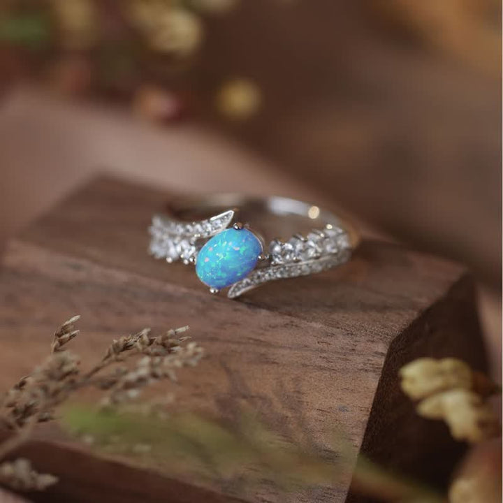 Anillo con alas envueltas en ópalo azul natural de Olivenorma