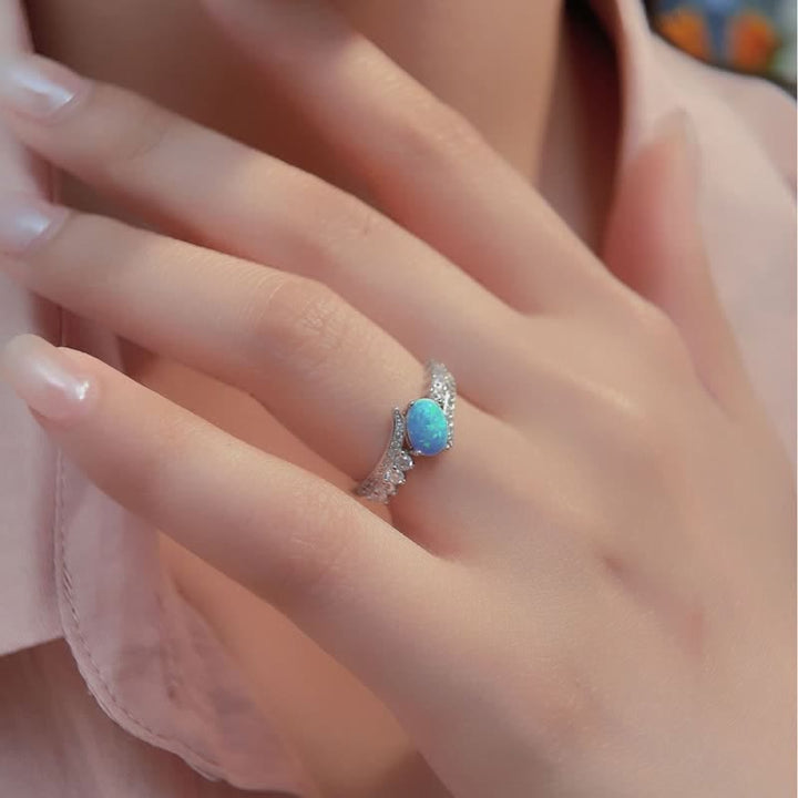 Anillo con alas envueltas en ópalo azul natural de Olivenorma