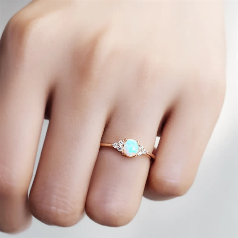 Anillo de ópalo blanco y circonita ovalada simple de Olivenorma