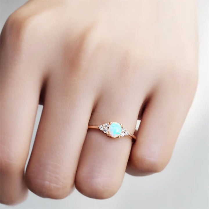 Anillo de ópalo blanco y circonita ovalada simple de Olivenorma