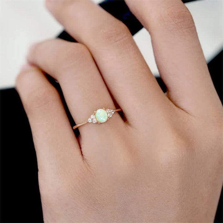 Anillo de ópalo blanco y circonita ovalada simple de Olivenorma