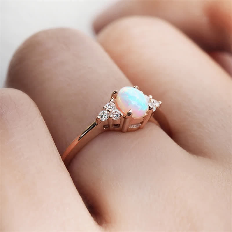 Anillo de ópalo blanco y circonita ovalada simple de Olivenorma