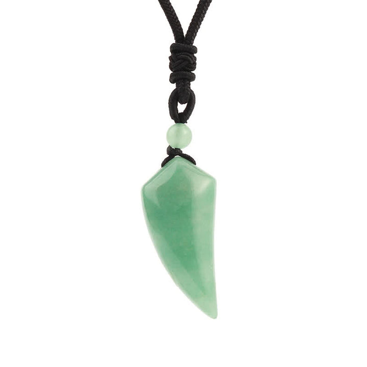 Collar con colgante en forma de diente de lobo tallado en piedra natural de Olivenorma