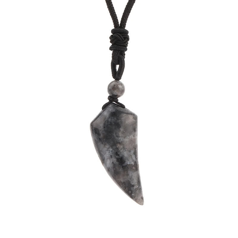 Collar con colgante en forma de diente de lobo tallado en piedra natural de Olivenorma