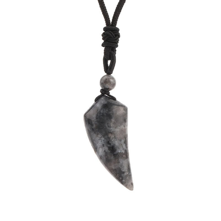 Collar con colgante en forma de diente de lobo tallado en piedra natural de Olivenorma