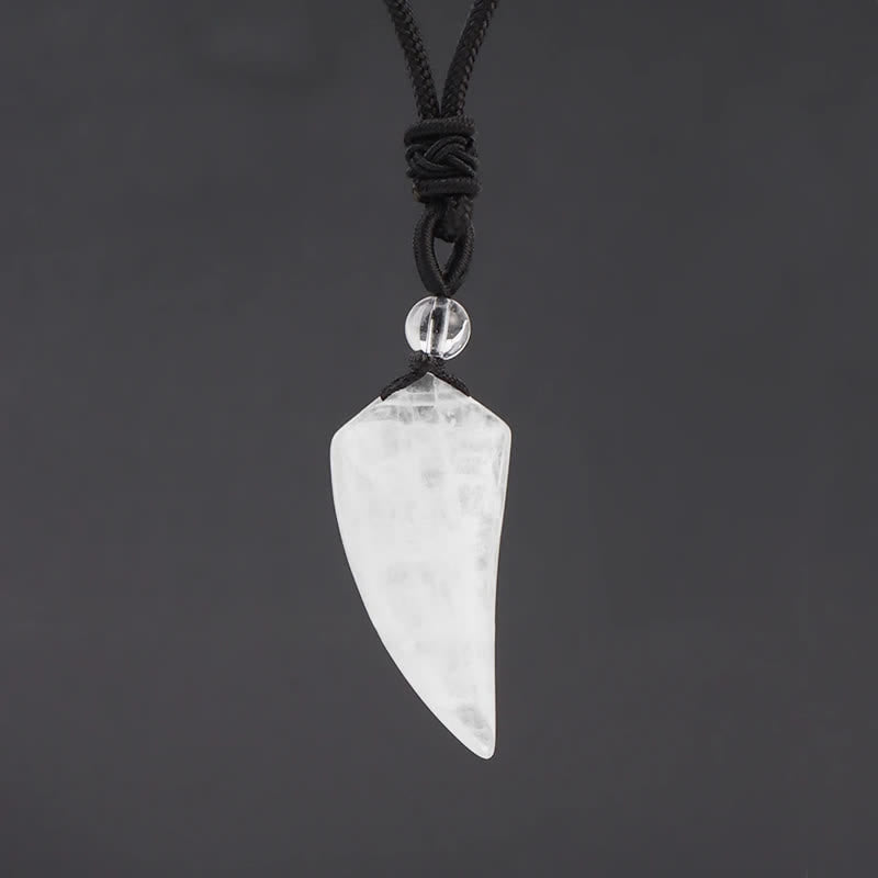 Collar con colgante en forma de diente de lobo tallado en piedra natural de Olivenorma