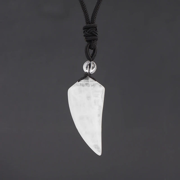 Collar con colgante en forma de diente de lobo tallado en piedra natural de Olivenorma