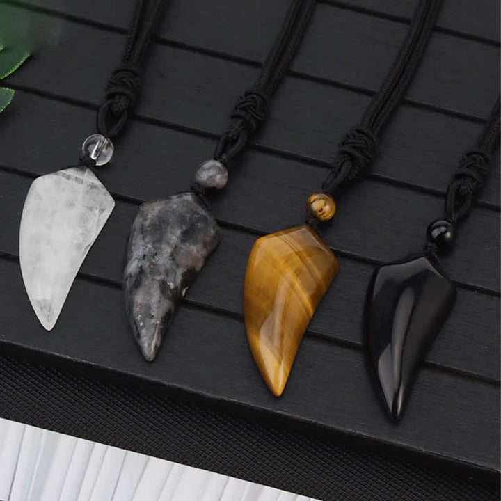 Collar con colgante en forma de diente de lobo tallado en piedra natural de Olivenorma