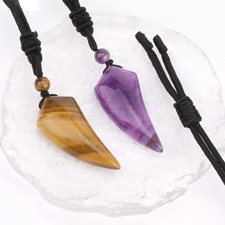 Collar con colgante en forma de diente de lobo tallado en piedra natural de Olivenorma