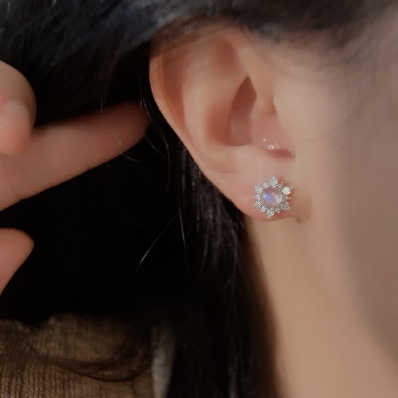 Pendientes de piedra lunar con bisel de circonitas en plata 925 de Olivenorma
