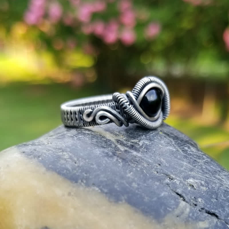 Anillo para hombre con nudo de ónix negro envuelto en alambre Olivenorma