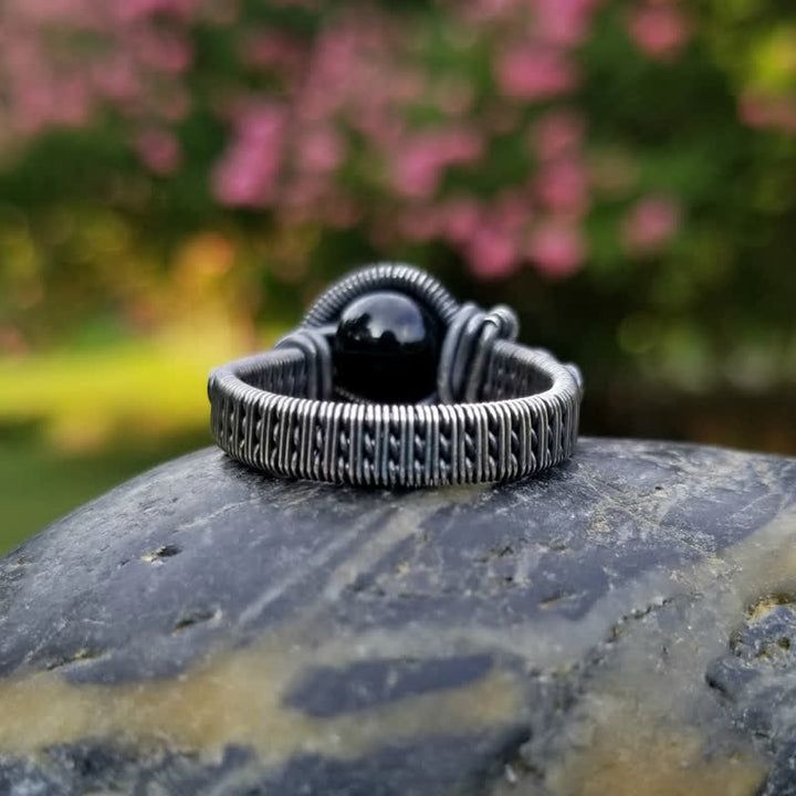 Anillo para hombre con nudo de ónix negro envuelto en alambre Olivenorma