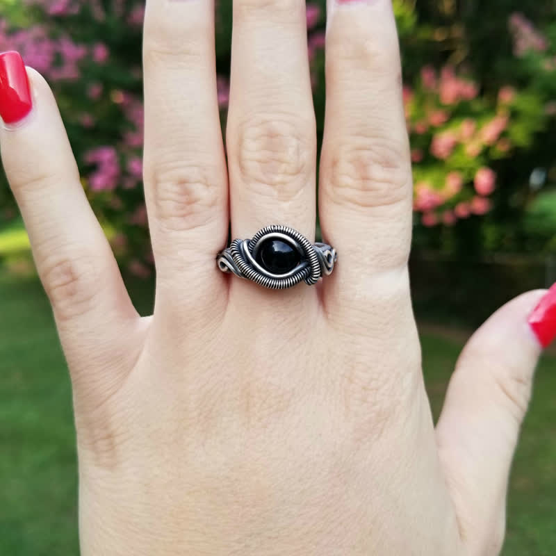 Anillo para hombre con nudo de ónix negro envuelto en alambre Olivenorma