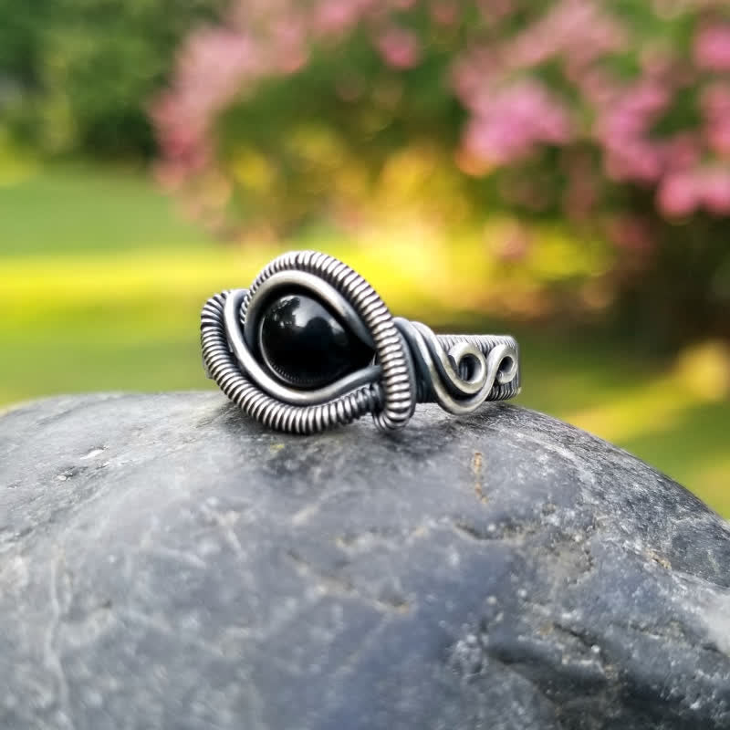 Anillo para hombre con nudo de ónix negro envuelto en alambre Olivenorma