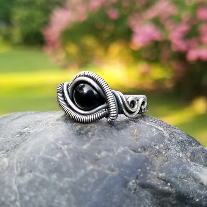 Anillo para hombre con nudo de ónix negro envuelto en alambre Olivenorma