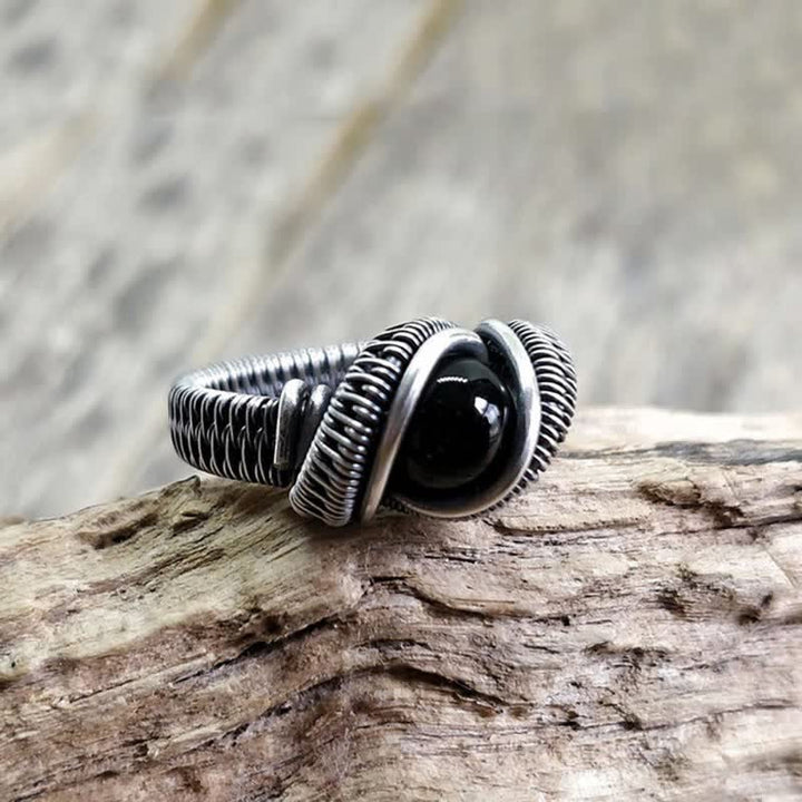 Anillo para hombre con nudo de ónix negro envuelto en alambre Olivenorma
