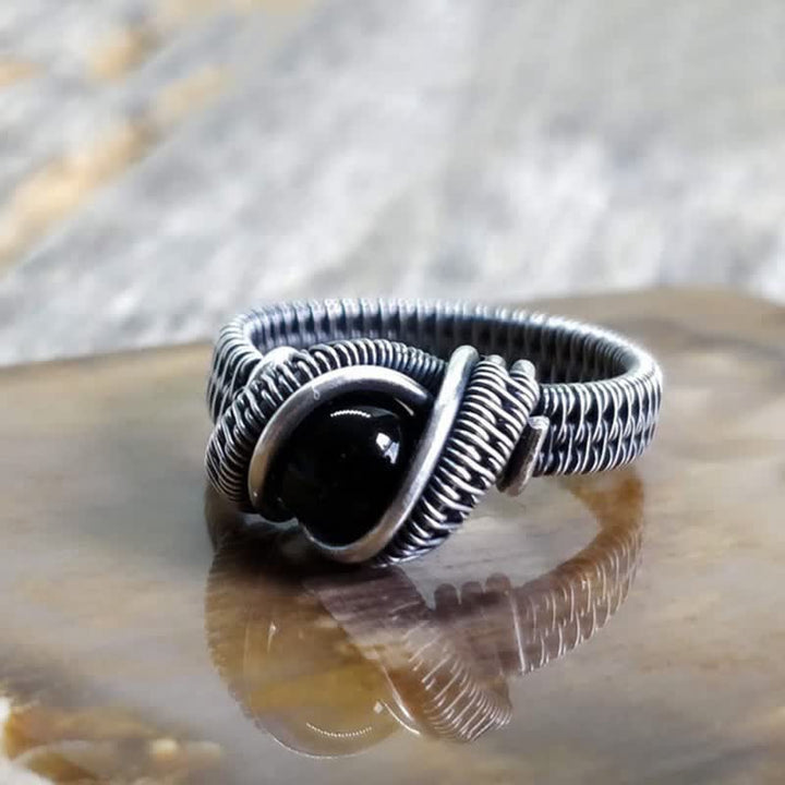 Anillo para hombre con nudo de ónix negro envuelto en alambre Olivenorma
