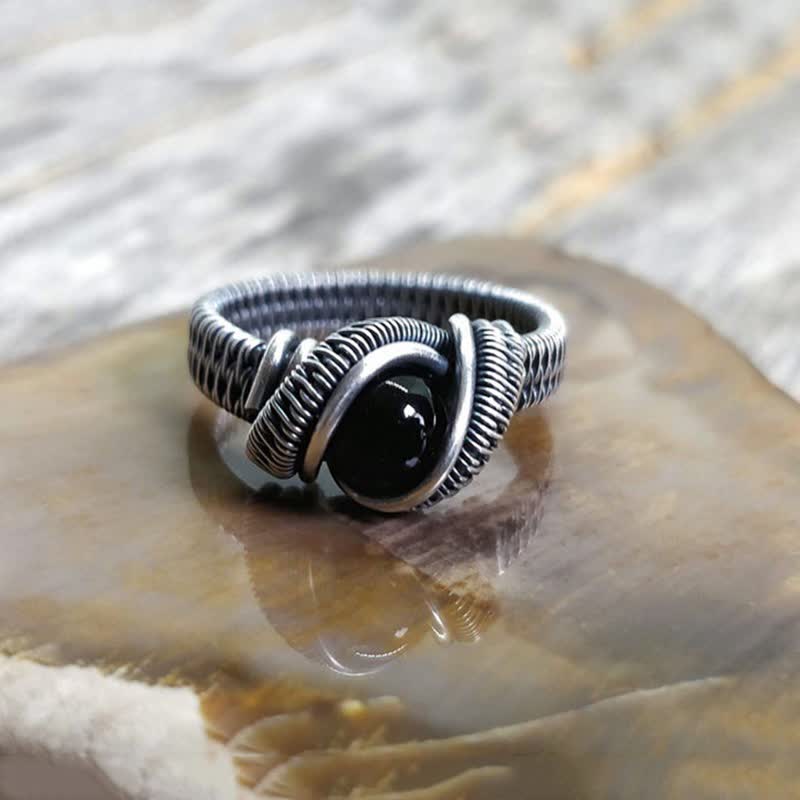 Anillo para hombre con nudo de ónix negro envuelto en alambre Olivenorma