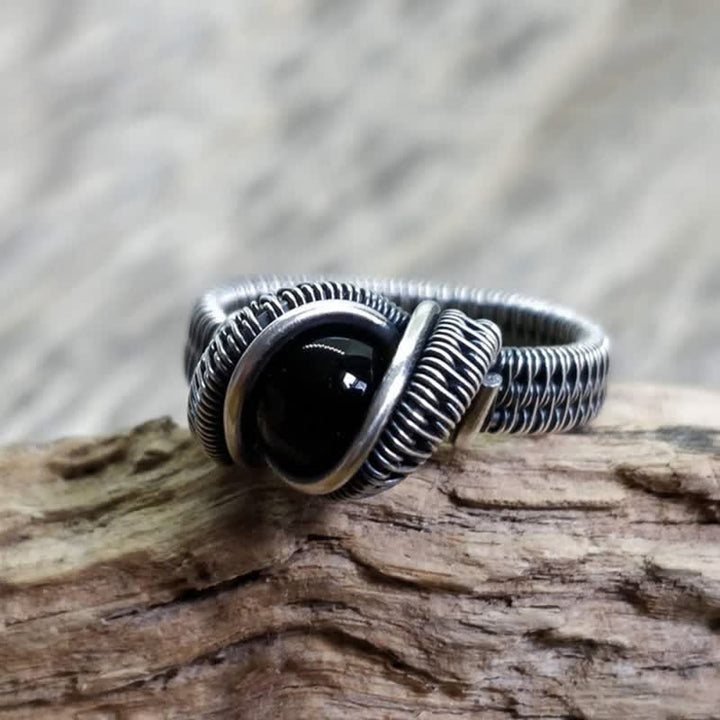 Anillo para hombre con nudo de ónix negro envuelto en alambre Olivenorma