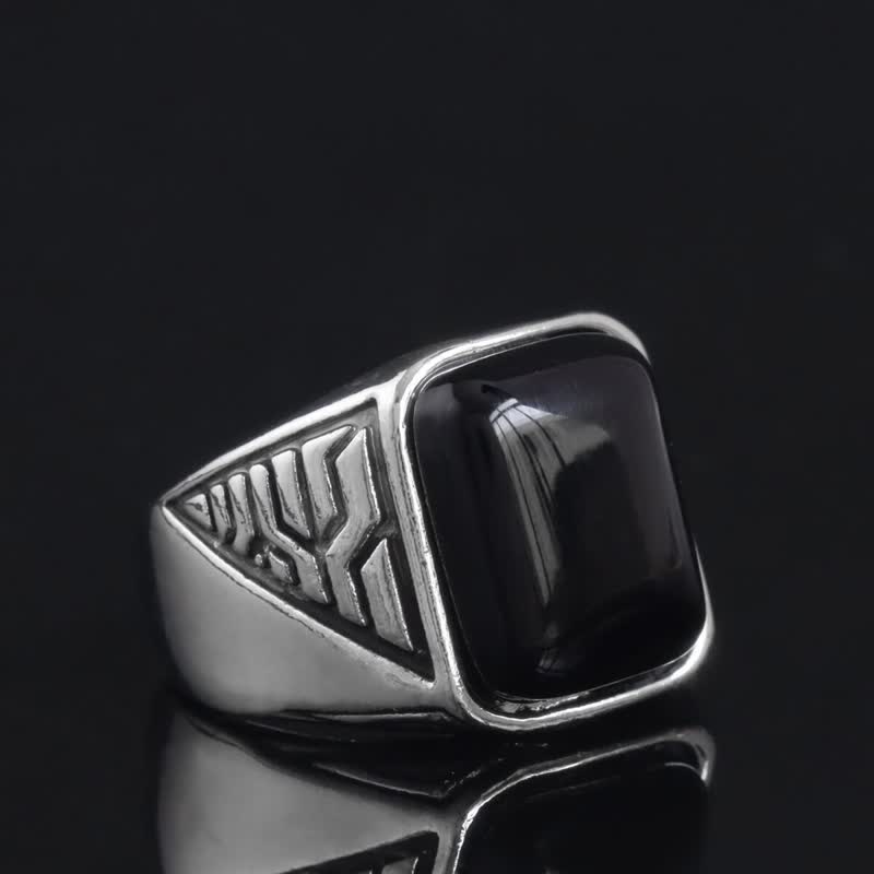 Anillo de aleación hecho a mano para hombre con piedra de ónix negro de Olivenorma
