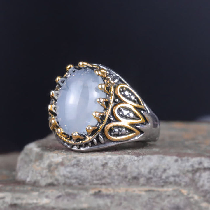 Anillo de hombre con tótem de oro y piedra lunar en tinta de Olivenorma