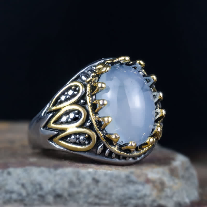 Anillo de hombre con tótem de oro y piedra lunar en tinta de Olivenorma
