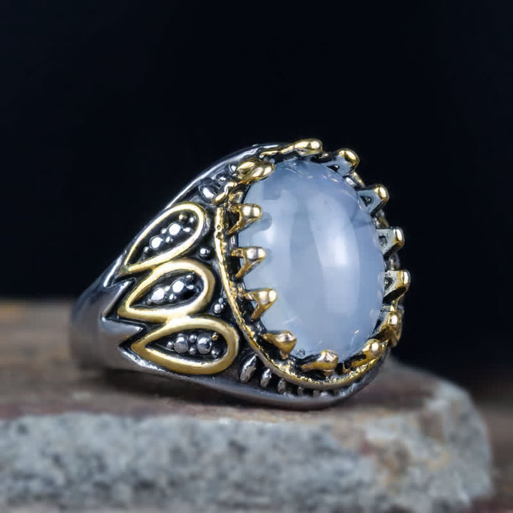 Anillo de hombre con tótem de oro y piedra lunar en tinta de Olivenorma