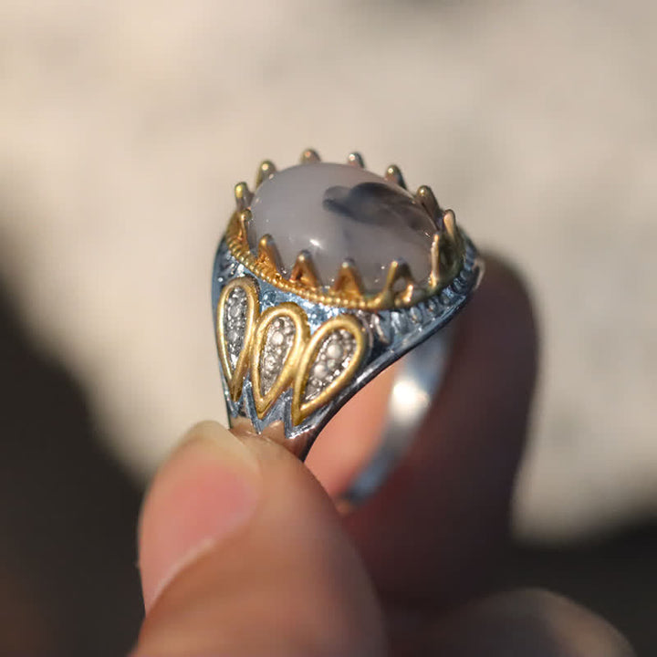 Anillo de hombre con tótem de oro y piedra lunar en tinta de Olivenorma