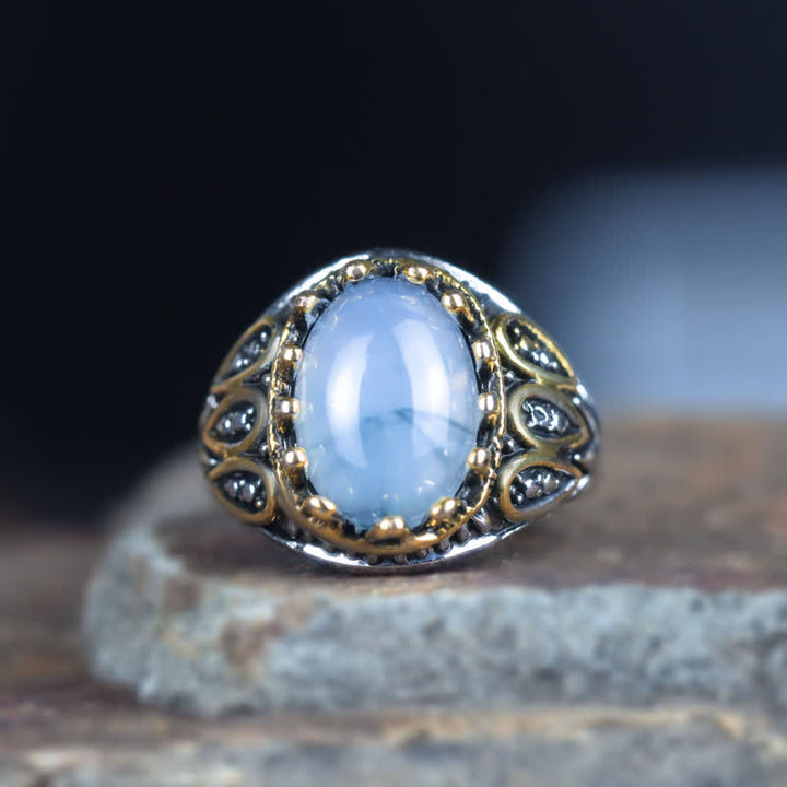 Anillo de hombre con tótem de oro y piedra lunar en tinta de Olivenorma