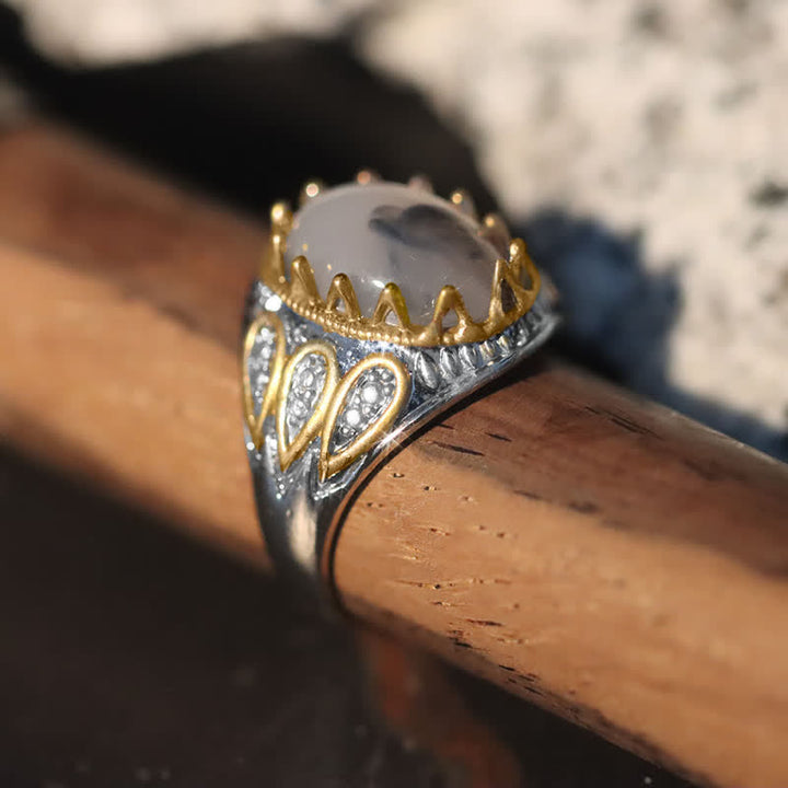 Anillo de hombre con tótem de oro y piedra lunar en tinta de Olivenorma