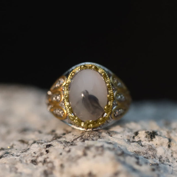 Anillo de hombre con tótem de oro y piedra lunar en tinta de Olivenorma