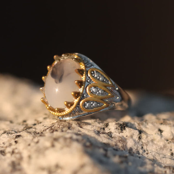 Anillo de hombre con tótem de oro y piedra lunar en tinta de Olivenorma
