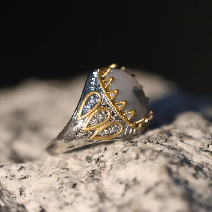 Anillo de hombre con tótem de oro y piedra lunar en tinta de Olivenorma