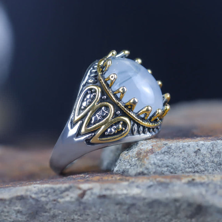 Anillo de hombre con tótem de oro y piedra lunar en tinta de Olivenorma