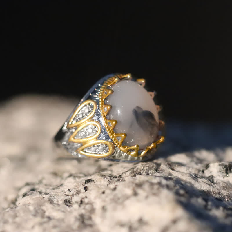 Anillo de hombre con tótem de oro y piedra lunar en tinta de Olivenorma