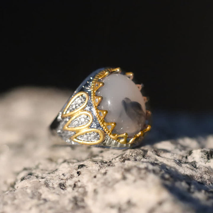 Anillo de hombre con tótem de oro y piedra lunar en tinta de Olivenorma