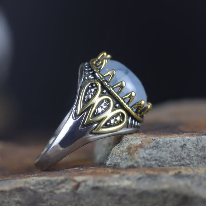 Anillo de hombre con tótem de oro y piedra lunar en tinta de Olivenorma