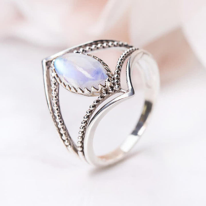 Anillo de piedra lunar natural de marquesa de Olivenorma