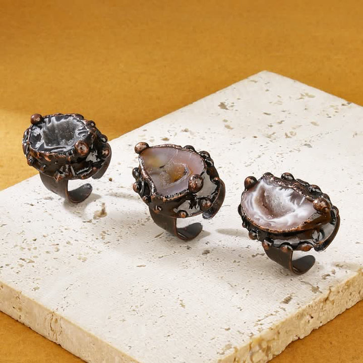 Anillo ajustable de geoda de ágata natural al azar de Olivenorma