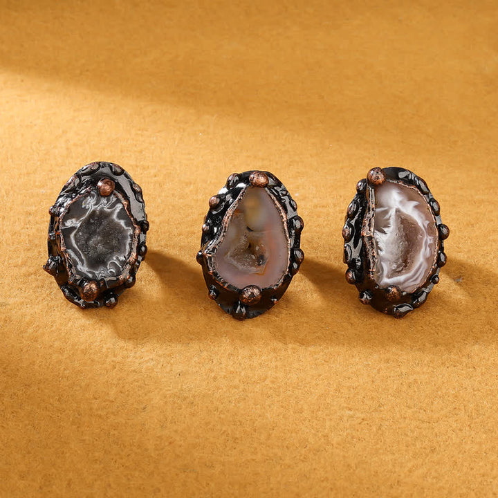Anillo ajustable de geoda de ágata natural al azar de Olivenorma